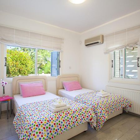Meneou Beachfront Villa Sunset 페르볼리아 외부 사진