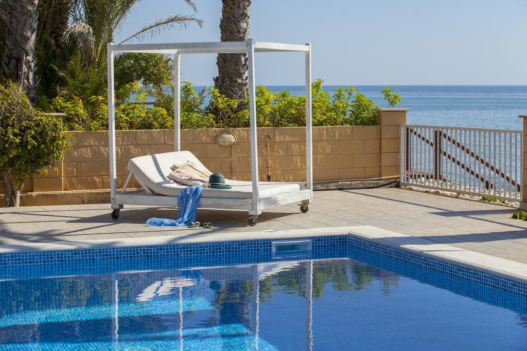 Meneou Beachfront Villa Sunset 페르볼리아 객실 사진