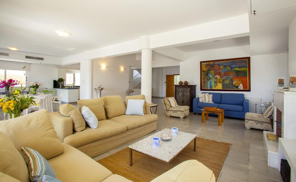 Meneou Beachfront Villa Sunset 페르볼리아 객실 사진