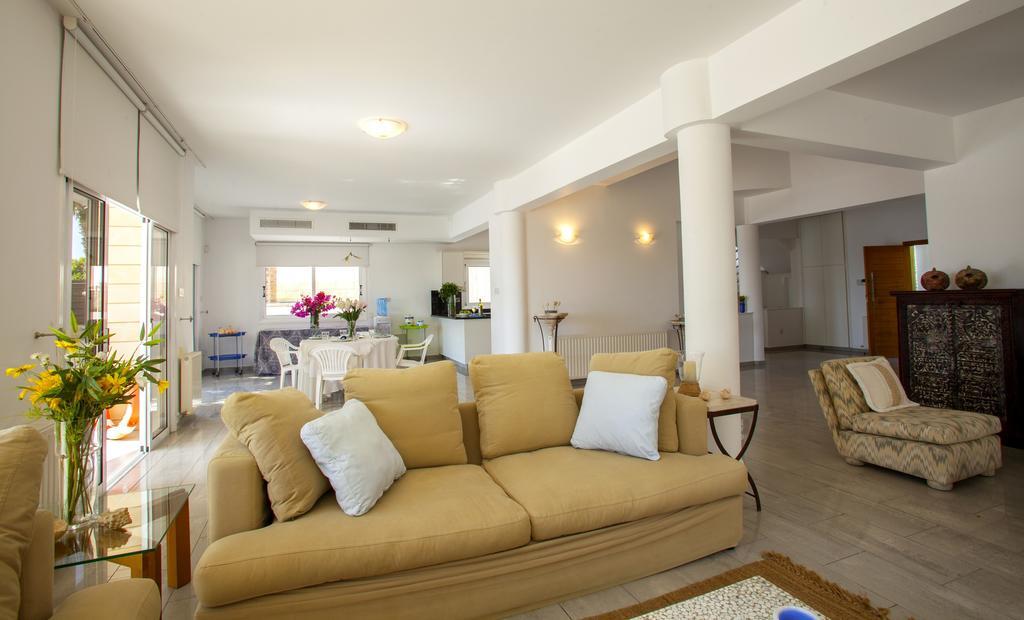 Meneou Beachfront Villa Sunset 페르볼리아 객실 사진