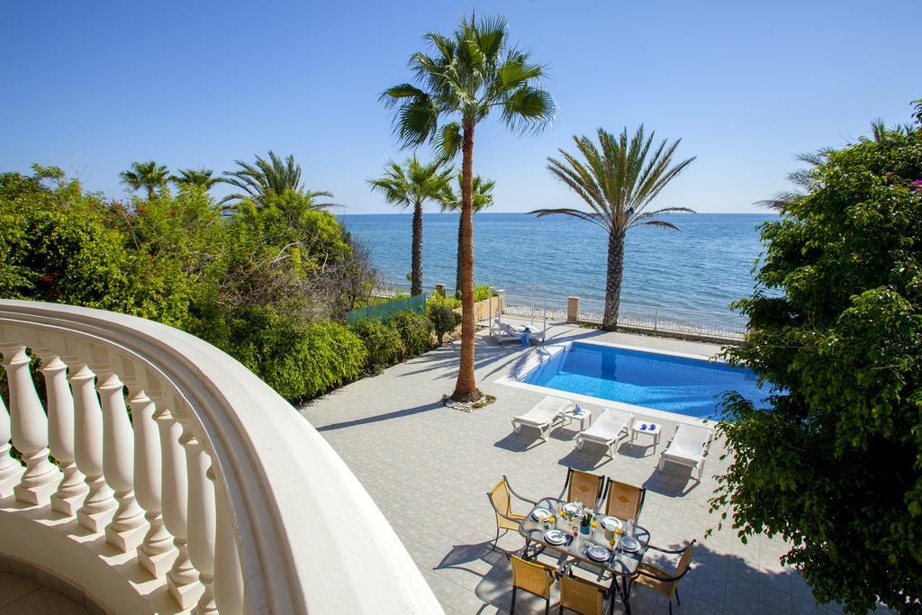 Meneou Beachfront Villa Sunset 페르볼리아 객실 사진