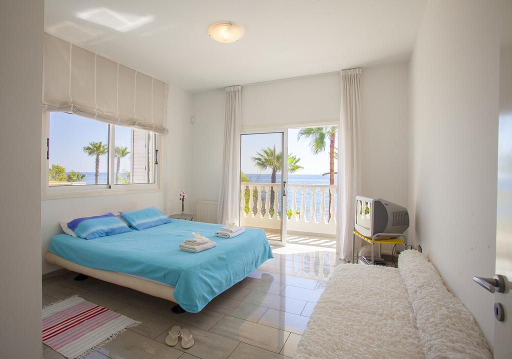 Meneou Beachfront Villa Sunset 페르볼리아 객실 사진