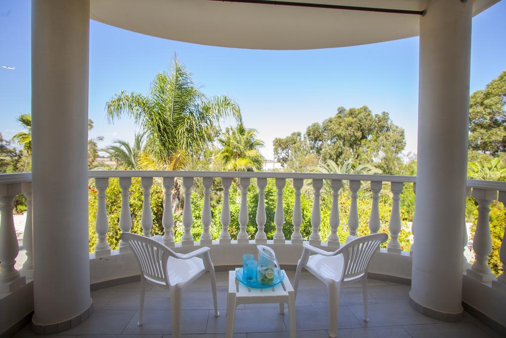 Meneou Beachfront Villa Sunset 페르볼리아 객실 사진