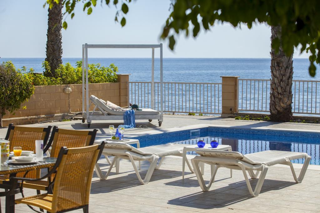 Meneou Beachfront Villa Sunset 페르볼리아 객실 사진