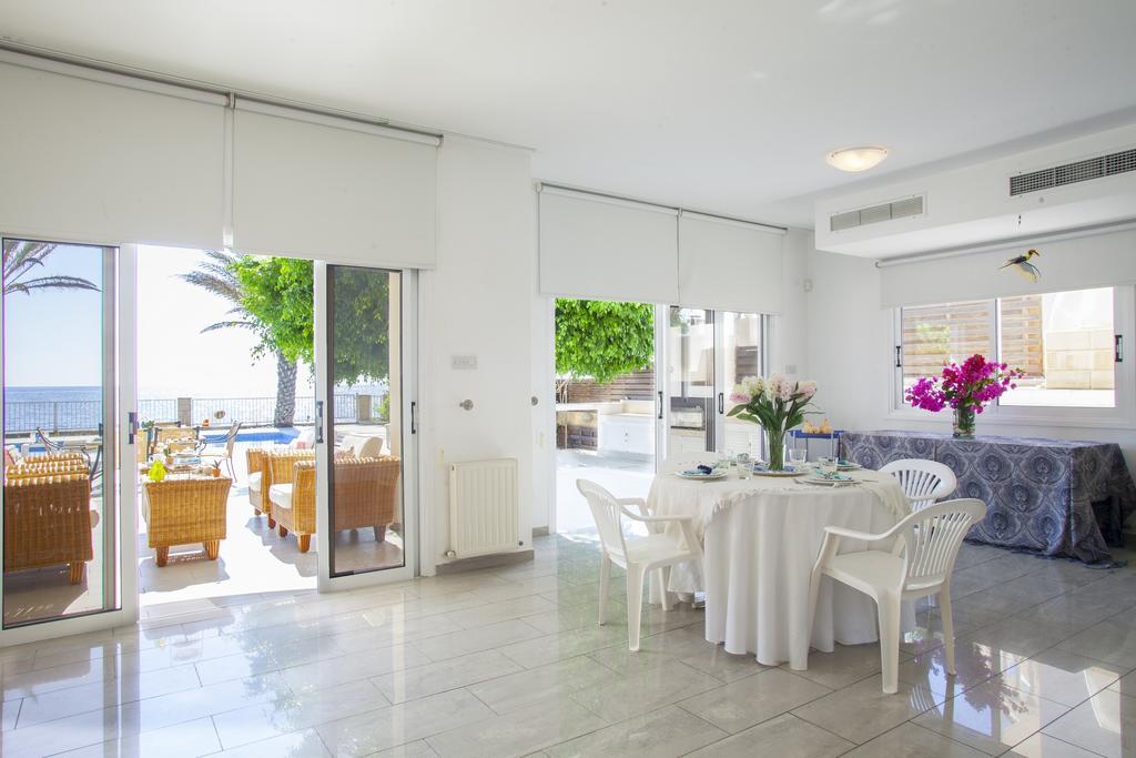 Meneou Beachfront Villa Sunset 페르볼리아 객실 사진
