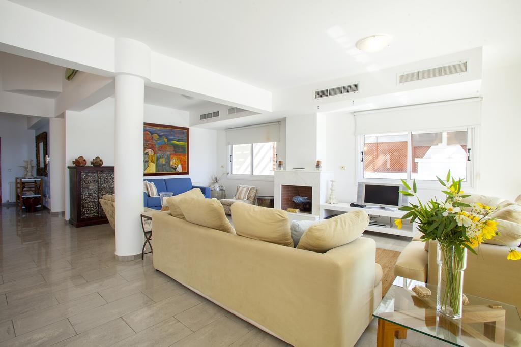 Meneou Beachfront Villa Sunset 페르볼리아 객실 사진