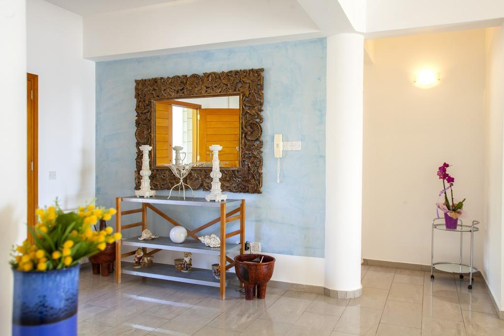 Meneou Beachfront Villa Sunset 페르볼리아 객실 사진