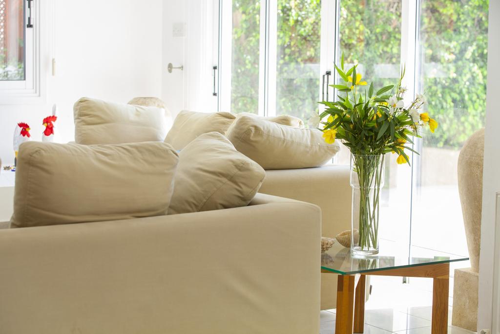 Meneou Beachfront Villa Sunset 페르볼리아 객실 사진