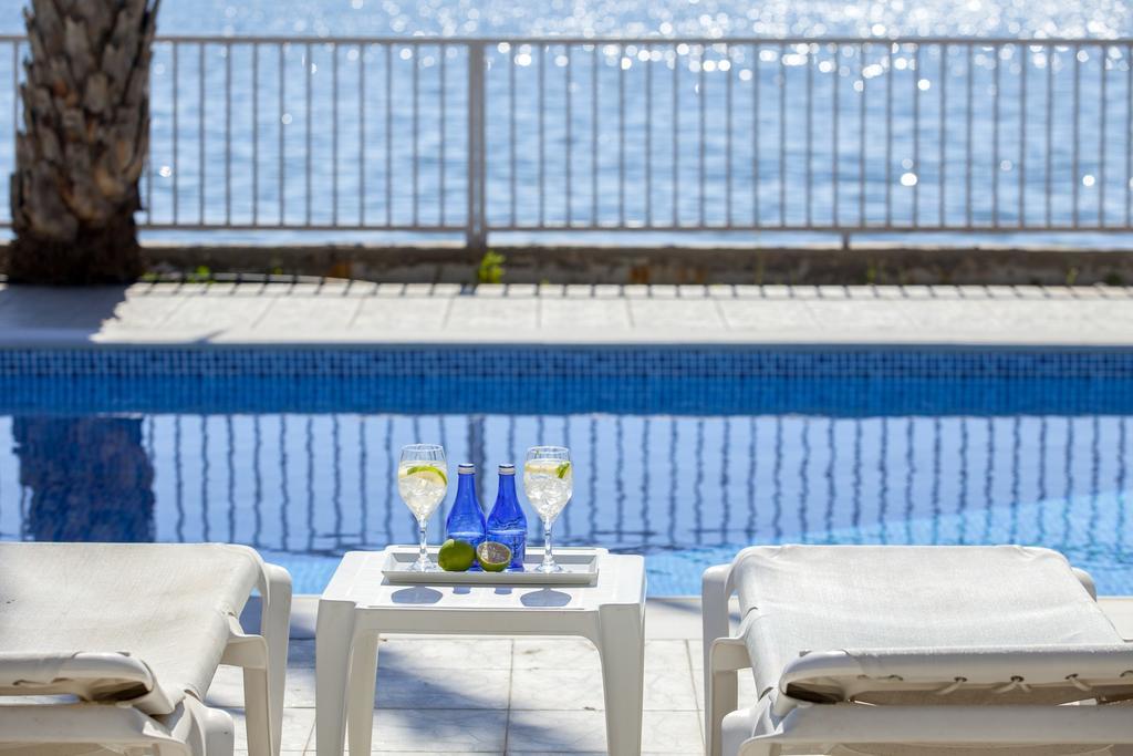 Meneou Beachfront Villa Sunset 페르볼리아 객실 사진