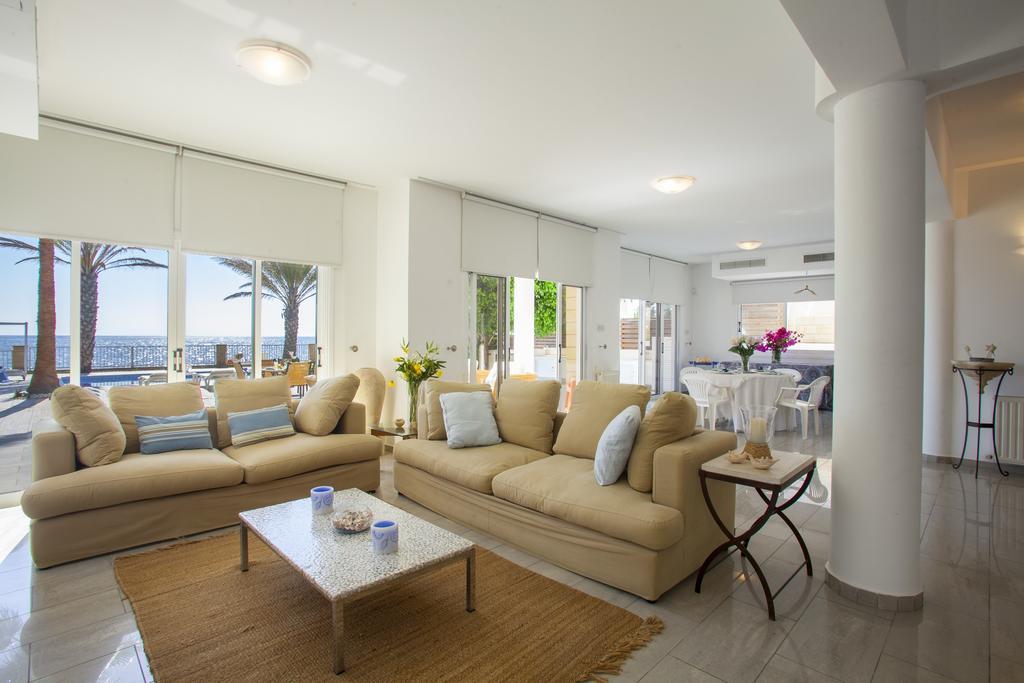 Meneou Beachfront Villa Sunset 페르볼리아 객실 사진