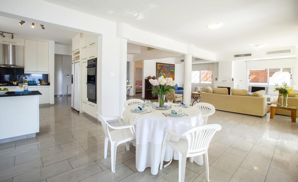 Meneou Beachfront Villa Sunset 페르볼리아 객실 사진