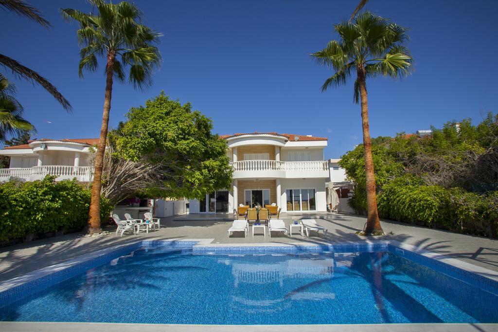 Meneou Beachfront Villa Sunset 페르볼리아 객실 사진