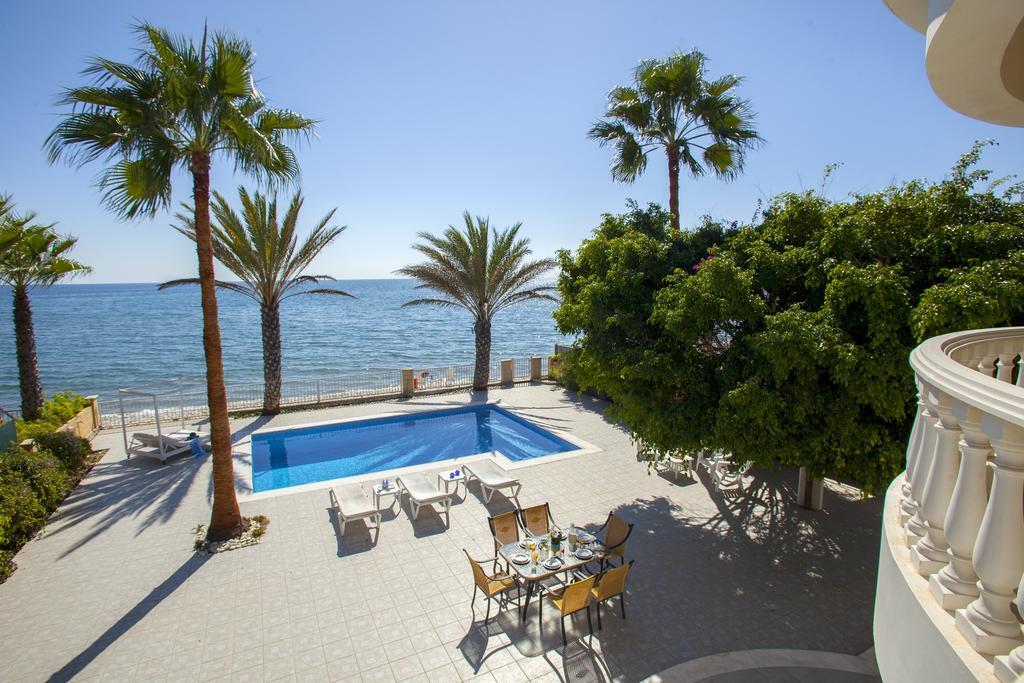 Meneou Beachfront Villa Sunset 페르볼리아 객실 사진