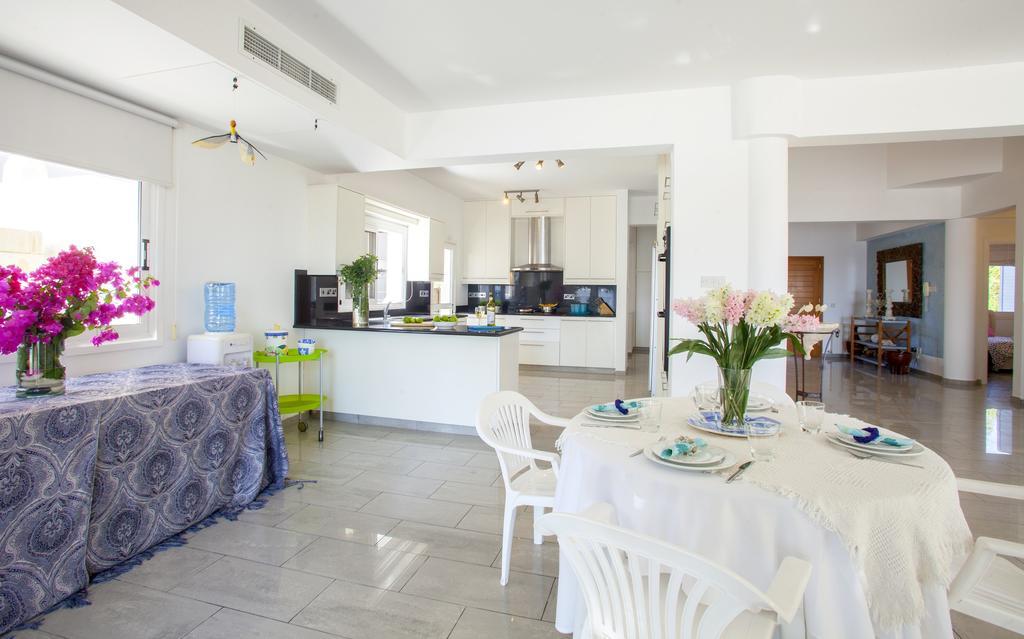 Meneou Beachfront Villa Sunset 페르볼리아 객실 사진