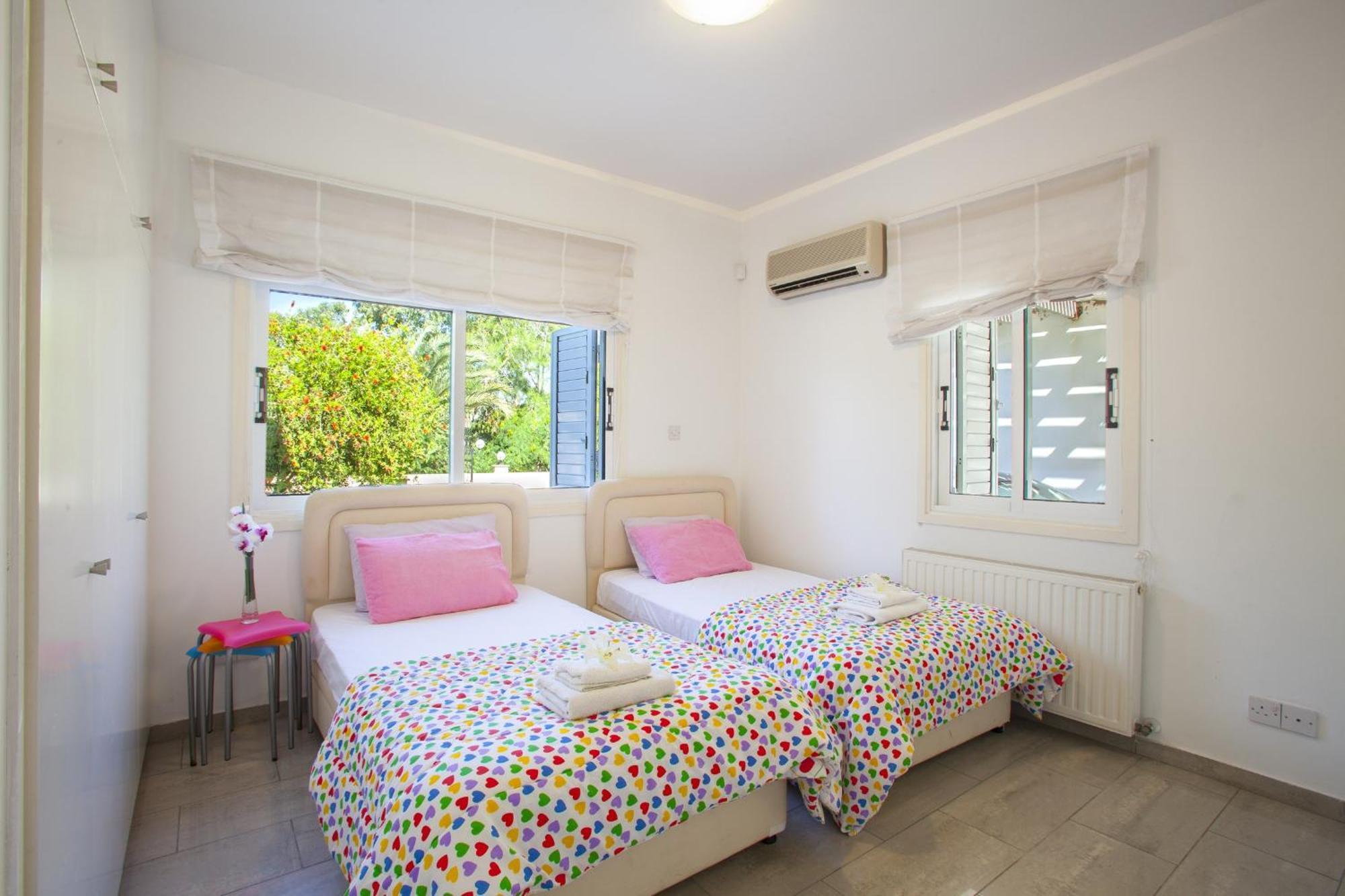Meneou Beachfront Villa Sunset 페르볼리아 외부 사진