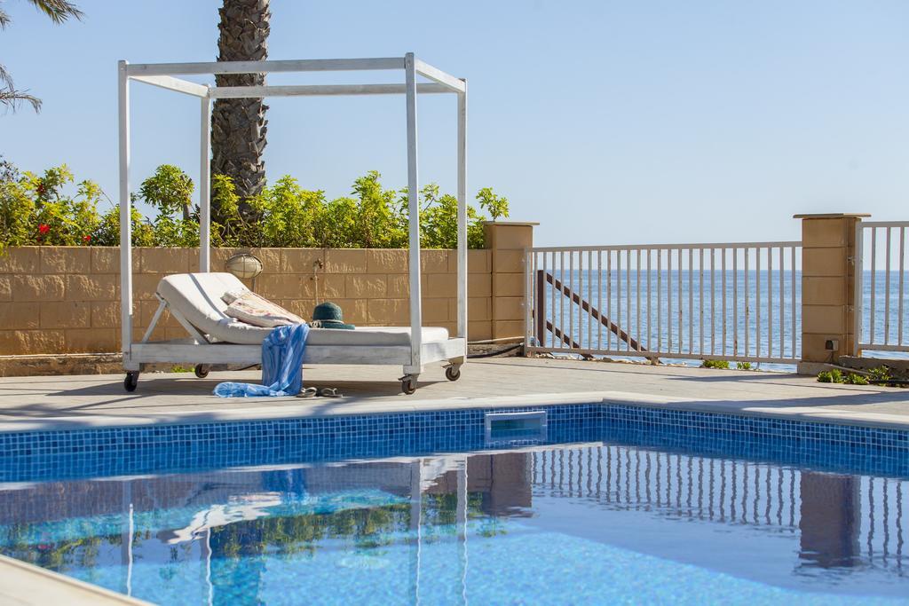 Meneou Beachfront Villa Sunset 페르볼리아 객실 사진