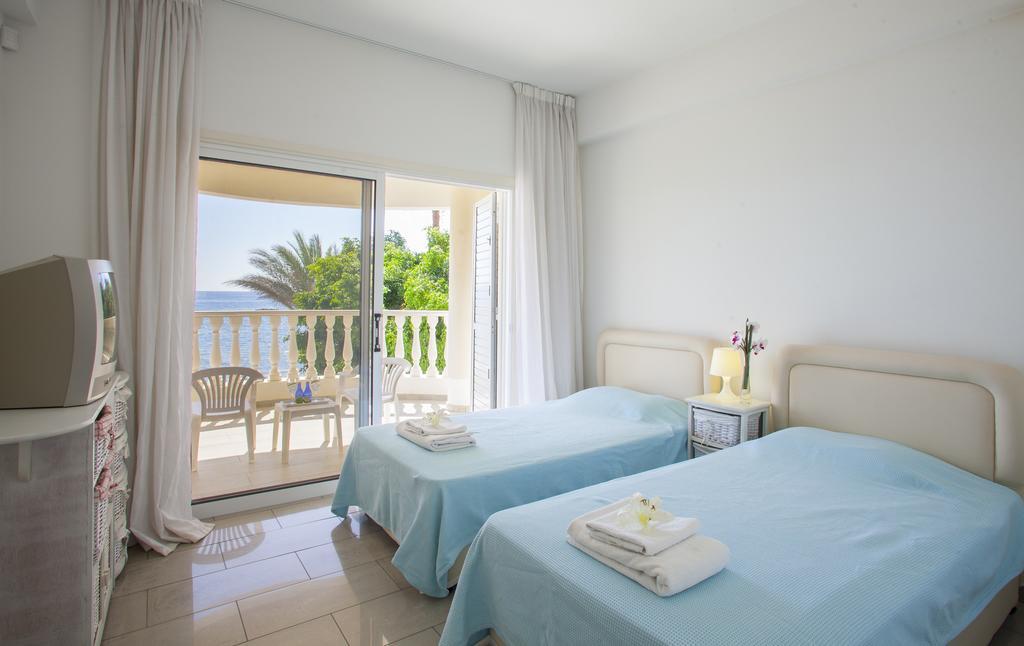 Meneou Beachfront Villa Sunset 페르볼리아 객실 사진