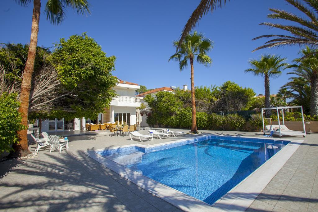 Meneou Beachfront Villa Sunset 페르볼리아 객실 사진