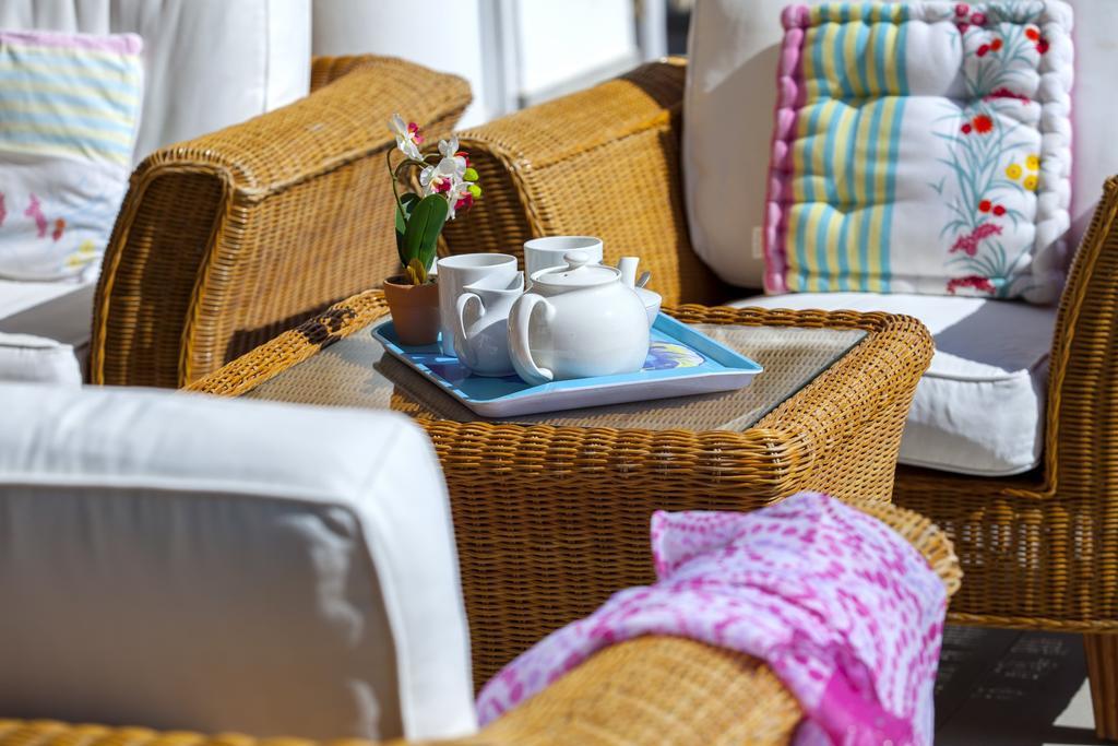 Meneou Beachfront Villa Sunset 페르볼리아 객실 사진