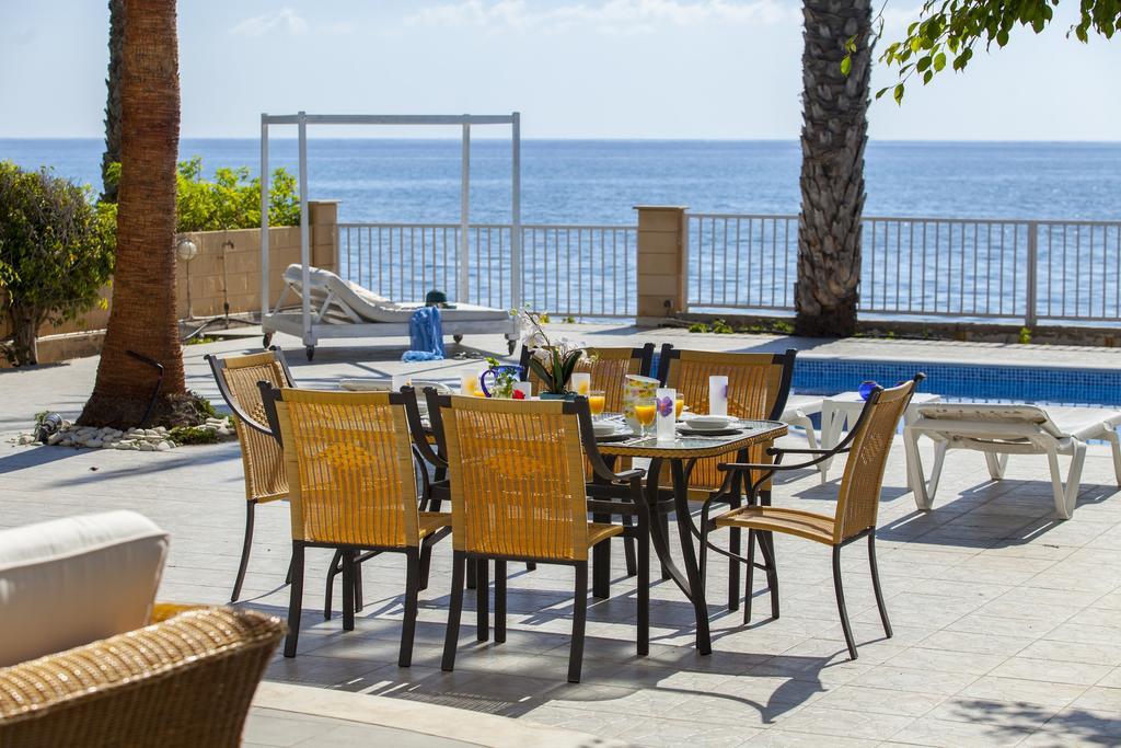 Meneou Beachfront Villa Sunset 페르볼리아 객실 사진