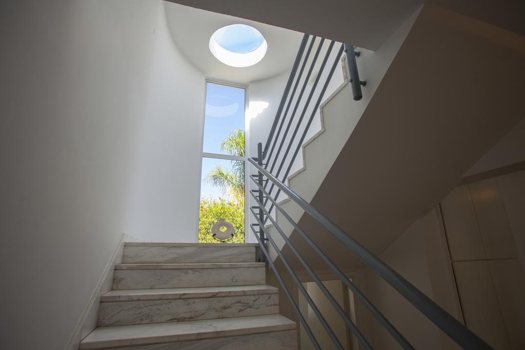 Meneou Beachfront Villa Sunset 페르볼리아 객실 사진