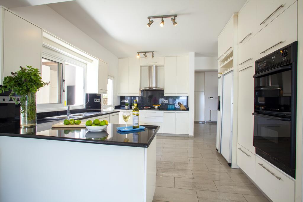 Meneou Beachfront Villa Sunset 페르볼리아 객실 사진