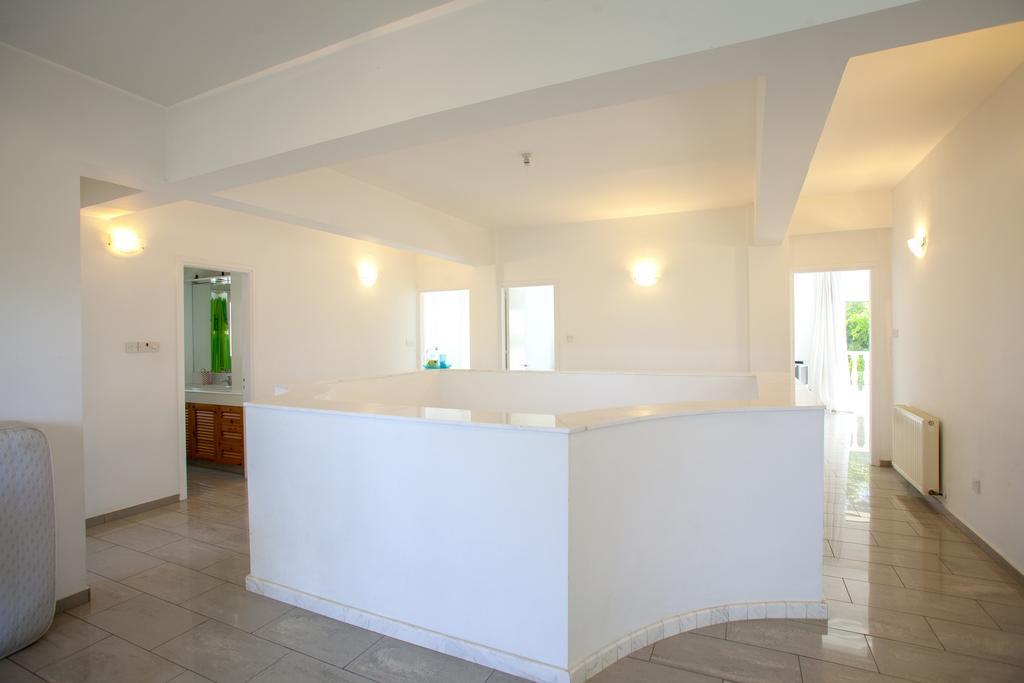 Meneou Beachfront Villa Sunset 페르볼리아 객실 사진