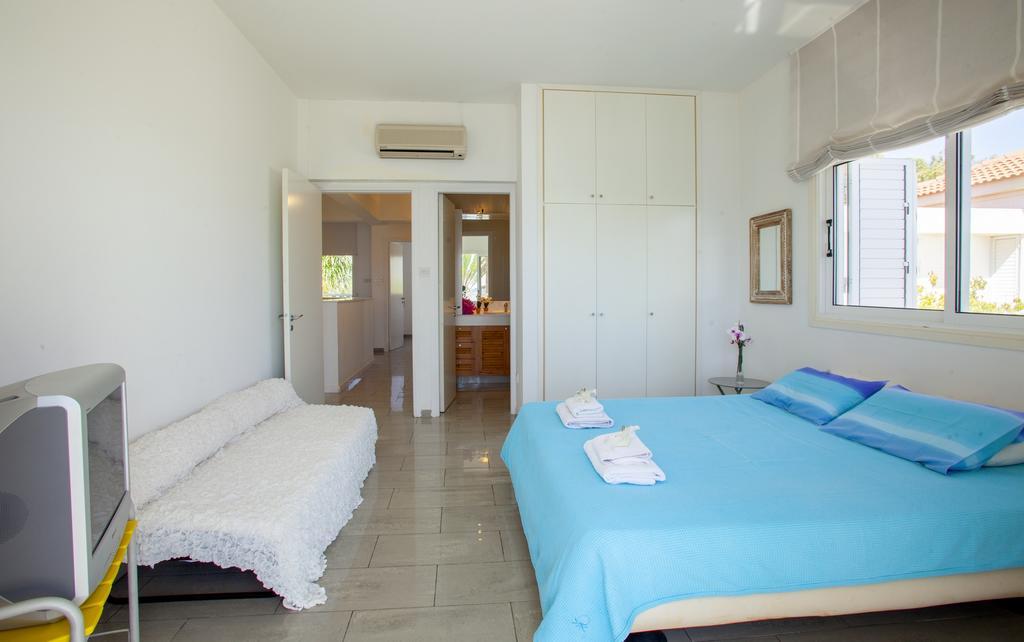 Meneou Beachfront Villa Sunset 페르볼리아 객실 사진