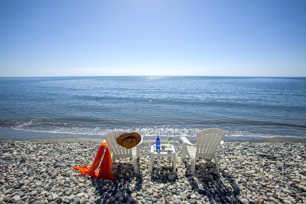 Meneou Beachfront Villa Sunset 페르볼리아 객실 사진