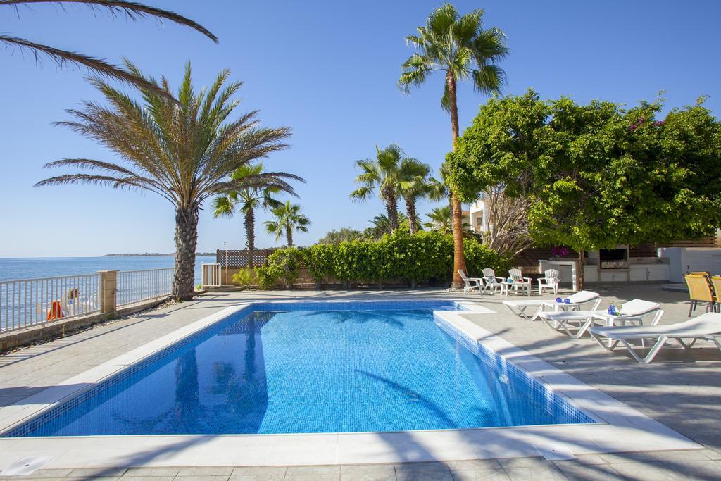 Meneou Beachfront Villa Sunset 페르볼리아 객실 사진