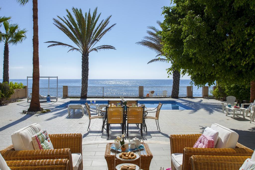 Meneou Beachfront Villa Sunset 페르볼리아 객실 사진