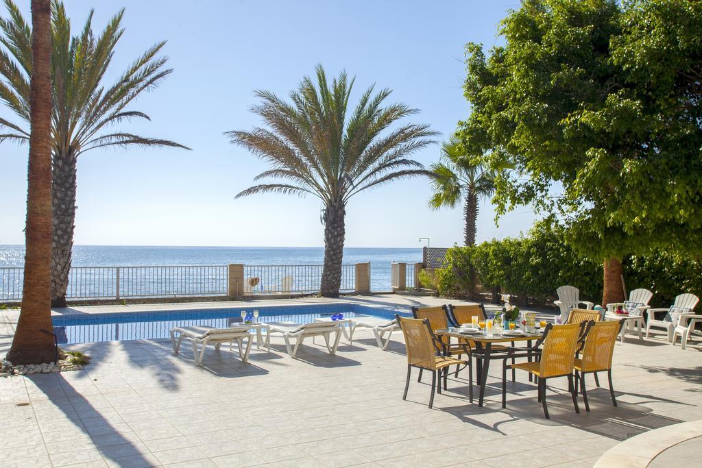Meneou Beachfront Villa Sunset 페르볼리아 객실 사진