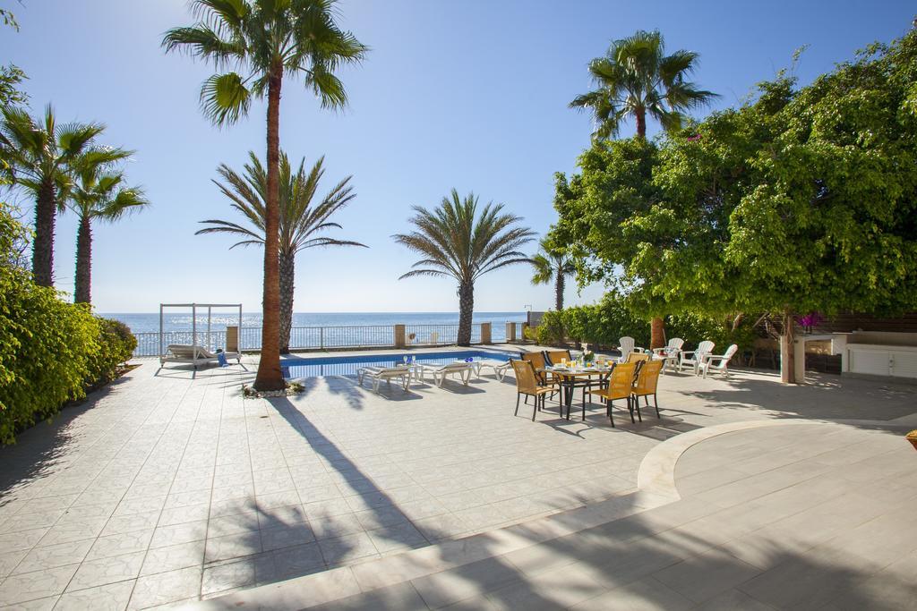 Meneou Beachfront Villa Sunset 페르볼리아 객실 사진