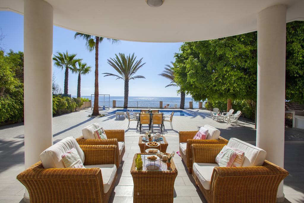 Meneou Beachfront Villa Sunset 페르볼리아 객실 사진