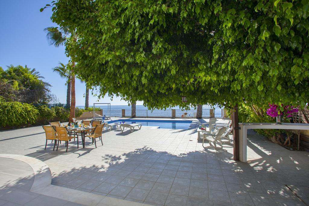 Meneou Beachfront Villa Sunset 페르볼리아 객실 사진