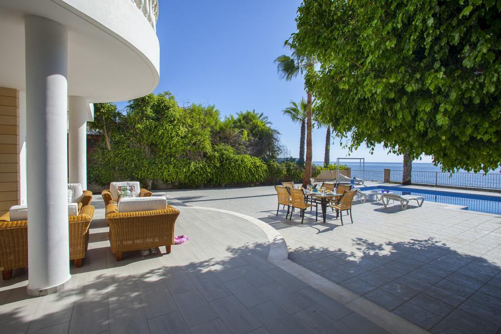 Meneou Beachfront Villa Sunset 페르볼리아 객실 사진